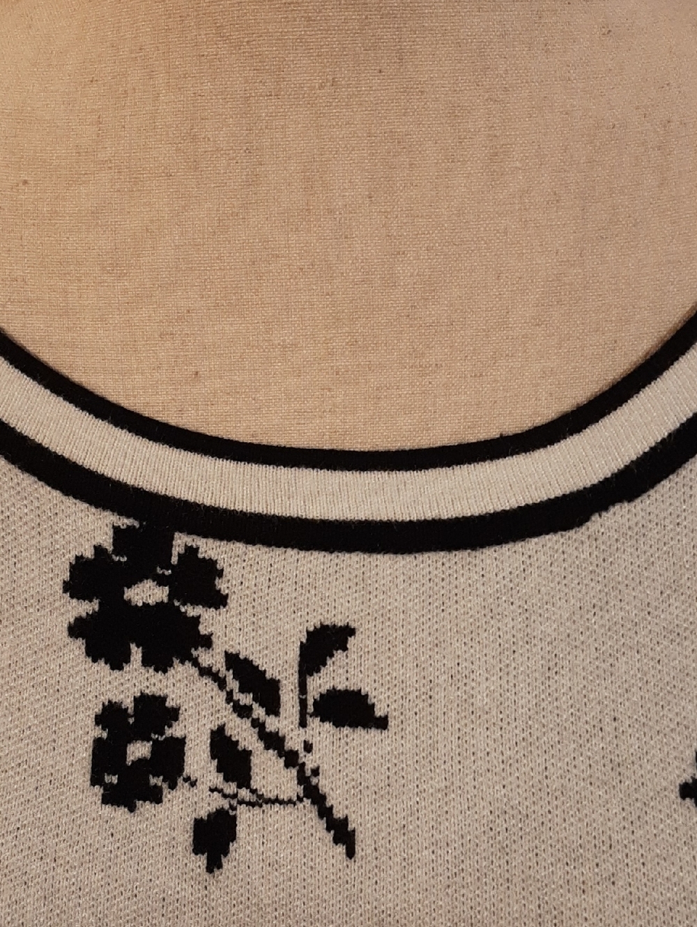 🥀NWT BiBi White and Black Flutter-Sleeved Floral Knit Top (XL)🥀 - Picture 2 of 7